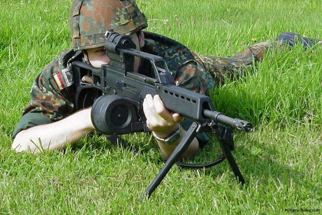 6.5毫米突击步枪_sg550式556毫米突击步枪_5mm突击步枪