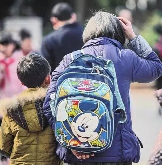童年静静的辽河书包网_童年的书包作文500字_书包里的童年