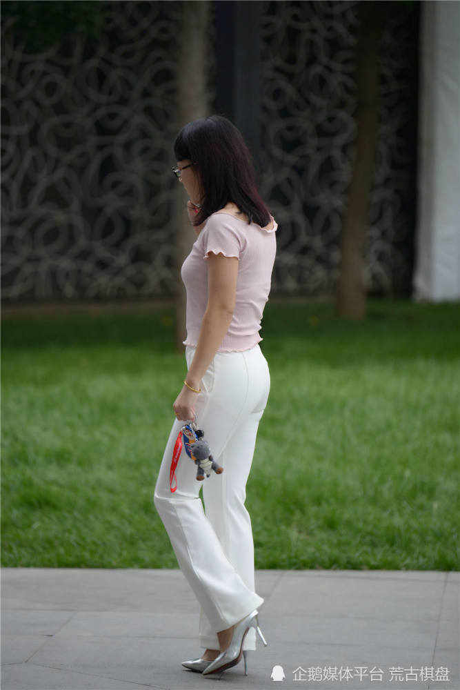 银色鞋子怎么搭配_银色鞋配什么颜色裤子好看_银色鞋子配什么裤子
