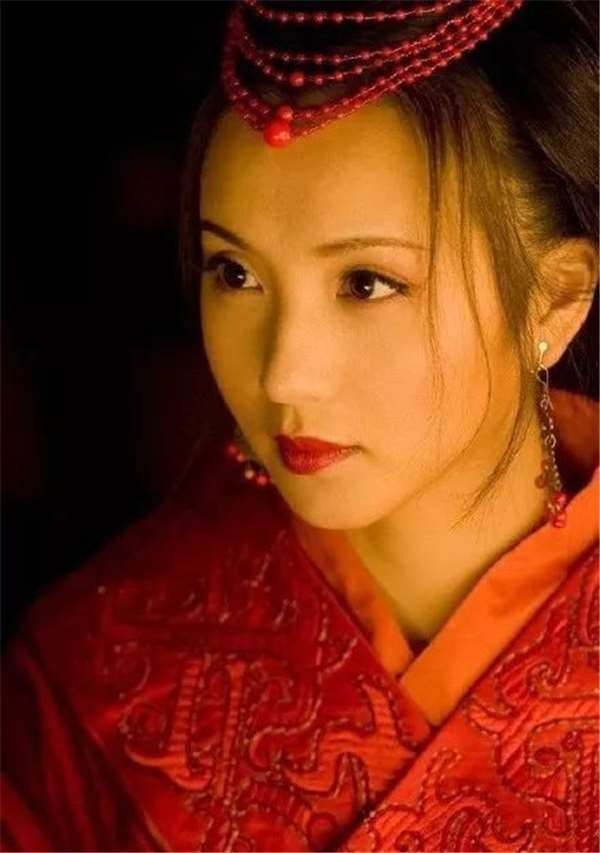 人妻动漫角色:家庭支柱与成熟女性魅力的完美结合 人妻动漫角色:家庭支柱与成熟女性魅力的完美结合