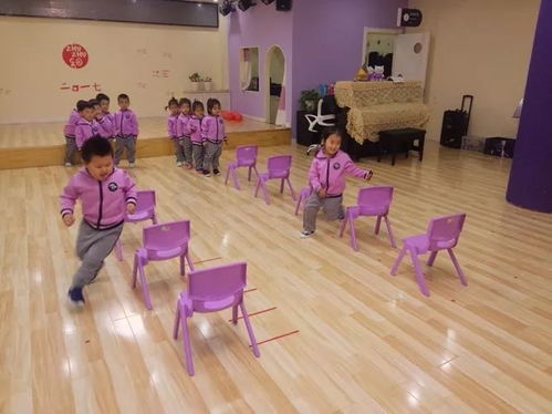 椅子的体能游戏,培养幼儿体能与创造力”